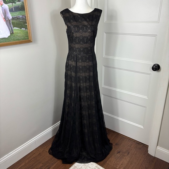 Vera Wang Black Lace Formal Gown Size 8